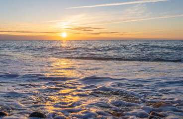 Fototapeta na wymiar Sonnenaufgang am Ostsee Sand Strand auf Rügen bei Lobbe