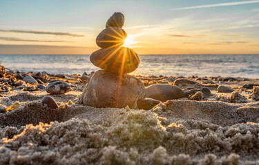 Steinpyramiden und Glaskugel am traumhaften Ostsee Sand Strand auf Rügen zum spektakulären...