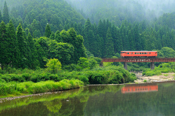 朝霧が残る上市川橋梁を渡る播但線のオレンジ色の単行気動車