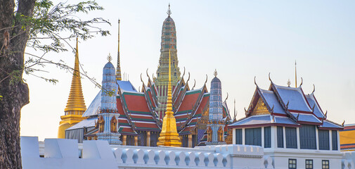 Temple of the Emerald Buddha (Wat Phra Kaew) is an old tourist attraction. famous There is a uniquely beautiful art. It is well known to both Thais and foreigners located in Bangkok, Thailand.