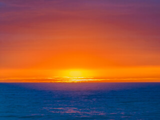 Obraz premium Colourful sunrise at the seaside with cloud cover