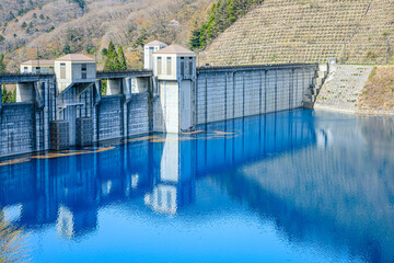 春の奥四万湖　四万川ダム　群馬県吾妻郡　Lake Okushima in spring. 
Shimagawa Dam. Gunma Pref, Agatsuma gun.