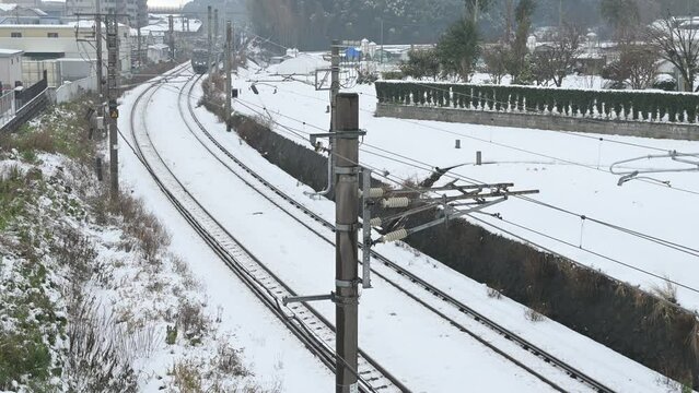 原田駅近くの橋から望む787系電車