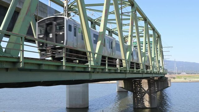 筑後川橋梁を通過する817系電車