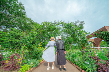 Fototapeta na wymiar ハーブガーデンを散歩する女性