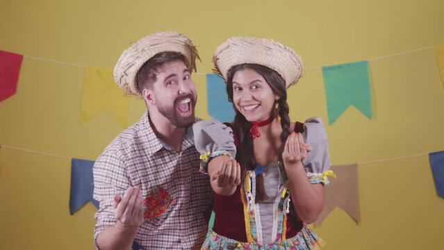 Brazilian couple, dressed in Junina party clothes, S&atilde;o Jo&atilde;o party. Protocol scenes.