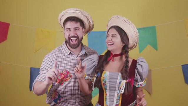 Brazilian couple, dressed in Junina party clothes, S&atilde;o Jo&atilde;o party. Protocol scenes.