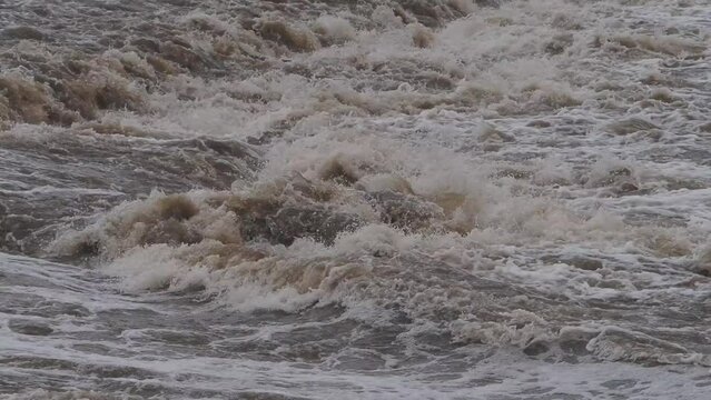 大雨で増水した大和川