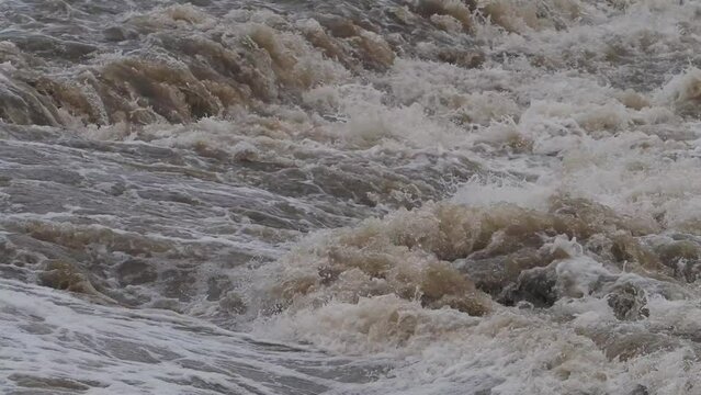 大雨で増水した大和川