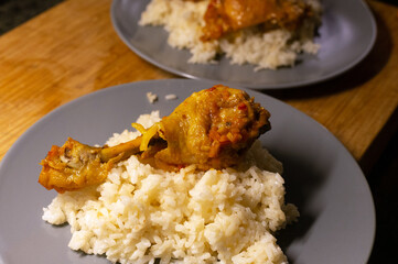 Pollo estofado con arroz de guarnición. Foco selectivo.