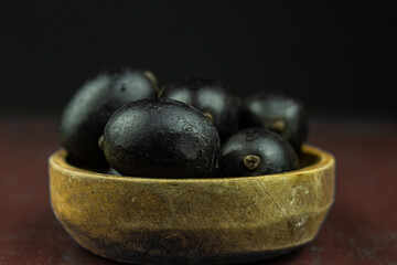 The Ungurahui species of palm from the Amazon, rich in proteins, lipids and vitamins. It is consumed directly and used in the preparation of beverages and other products such as ice cream.