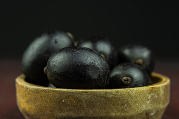 The Ungurahui species of palm from the Amazon, rich in proteins, lipids and vitamins. It is consumed directly and used in the preparation of beverages and other products such as ice cream.
