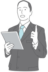 タブレット端末を持って説明する、スーツを着た男性