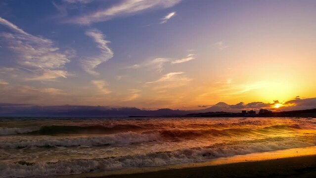 湘南茅ヶ崎海岸の波打ち際と富士山の見える夕焼け空