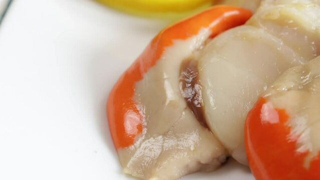plusieurs Saint-Jacques crues dans une assiette