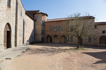 Château-prieuré de Pommiers-en-Forez. Mille ans d’histoire et d’architecture se dévoilent au cours de la visite de ce lieu aux multiples héritages