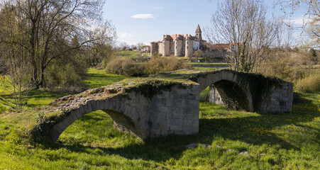 Fototapeta premium Château-prieuré de Pommiers-en-Forez. Mille ans d’histoire et d’architecture se dévoilent au cours de la visite de ce lieu aux multiples héritages