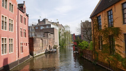 Fototapeta na wymiar city canal in Brugge