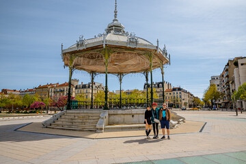 Devant le Kiosque Peynet sur l'esplanade du champ de mars à Valence