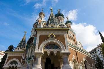 Vue en contre-plongée sur la Cathédrale orthodoxe russe Saint-Nicolas à Nice
