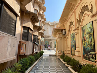 Obraz premium Sri Krishna Balaram Mandir also known as ISKCON, is a Hindu temple located in the holy city of Vrindavan, Uttar Pradesh, India