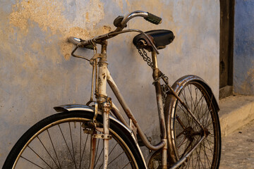 Fototapeta na wymiar Abandoned bicycle in the streets of Valderrobles (Aragon-Spain)