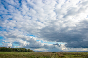 Wollken &uuml;ber Boddenlandschaft.