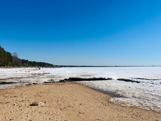 Fototapeta na wymiar Frozen sea coast, blue sky, winter sea view