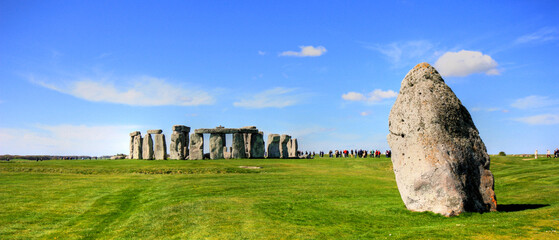 Beautiful view of the prehistoric site of Stonehenge in England - 597986747
