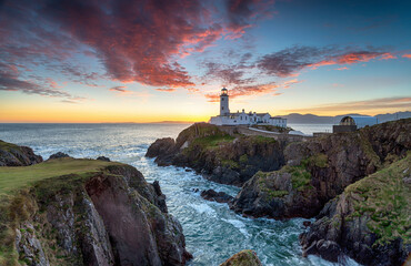Sunrise over the lighthouse at Fanad Head in County Donegal - obrazy, fototapety, plakaty