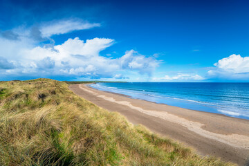 Fototapeta na wymiar The beach and sand dunes at Dunmoran Strand