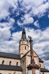 Fototapeta na wymiar Sankt Ulrici Kirche mit Kriegerdenkmal Sangerhausen