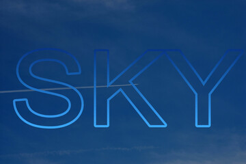 飛行機雲の澄んだ青空に浮かぶSKY