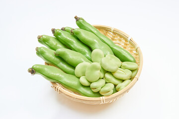 白背景の竹笊に入った収穫したてのそら豆