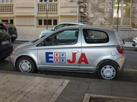 Eja (translated Yes) on the side of a car