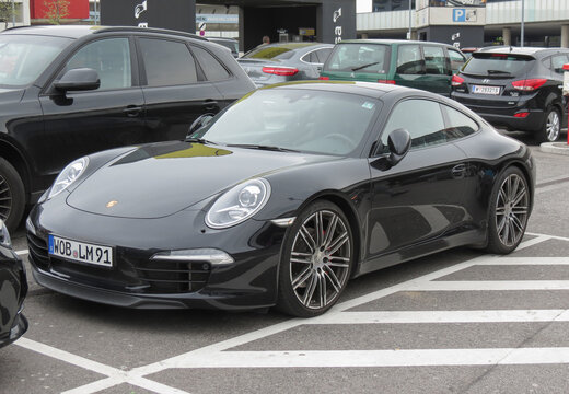 black Porsche 911 GT2 car in Vienna Schwechat