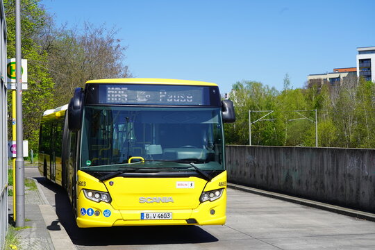 Scania-Gelenkbus der BVG während einer Pause in Berlin am 30.04.2023