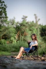 Fototapeta premium relax, take photos in the middle of the stream.