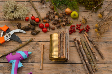autumn craft with kids. How to make autumn floral decorations. Tutorial, 2- step by step. made of natural materials and old tin can, zero waste