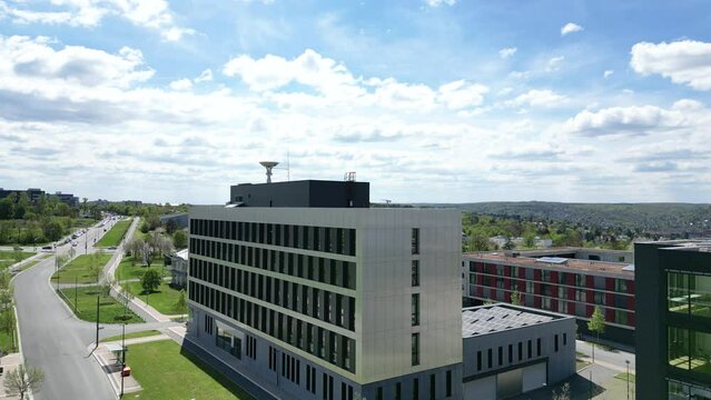 B&uuml;rogeb&auml;ude,Bildungsst&auml;tte,Firmenkomplex,B&uuml;ros,Geb&auml;ude von aussen
