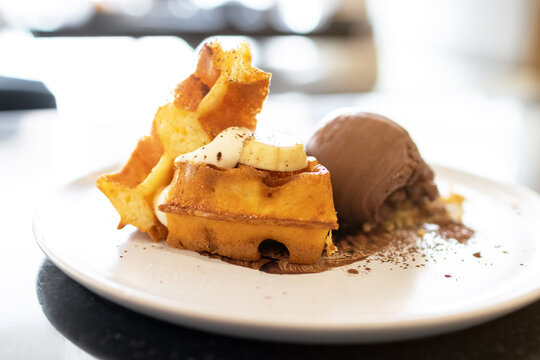 Waffle with chocolate ice cream, crumble and fresh whipping cream.