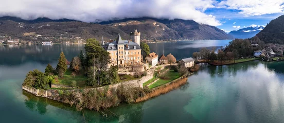 Gardinen fairytale castle Duingt .Amazing scenic lakes of European Alps - beautiful Annecy  aerial panoramic view. France, haute-Savoie © Freesurf