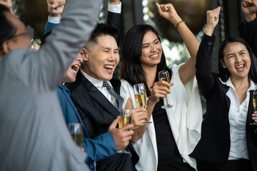 Group Of Asian Friends Enjoying Evening Drinks in bar. Celebration, Party People Christmas and Happy new year concept. Asian business people in party.