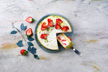 Traditionelle Erdbeertorte mit Pistazien serviert als Draufsicht auf einem Nordic Design Teller mit Textfreiraum