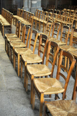 ligne de chaises dans l'église