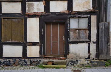 Fototapeta na wymiar Sanierungsbedarf an einem Haus in der Altstadt von Tangermünde im Frühjahr 2023