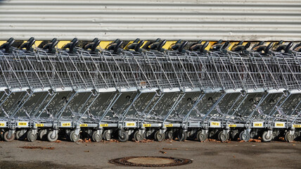 Eine Einkaufswagenschlange von der Seite aufgenommen