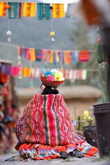 Peruanische Frau in traditioneller Kleidung in Ollantaytambo nahe Cusco. - obrazy, fototapety, plakaty