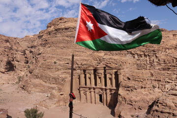 Vistas del monasterio de la ciudad de Petra junto con la bandera de Jordania