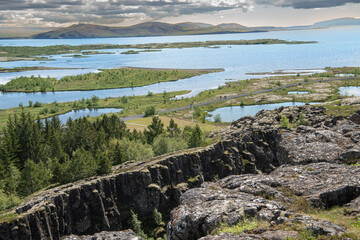 rów tektoniczny islandia Þingvellir na północnym brzegu największego islandzkiego jeziora, Þingvallavatn
